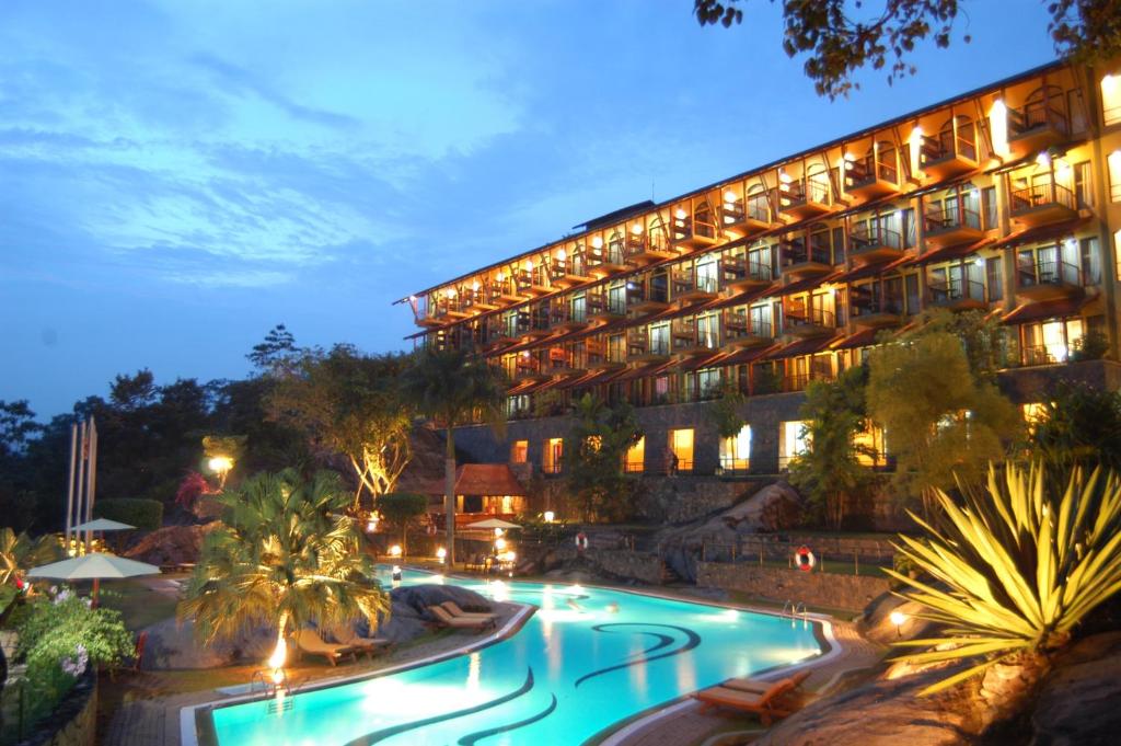 Earl's Regency Hotel Kandy - Colonial luxury with Mahaweli River views